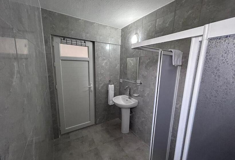 Quarto Estandar, Paradise House