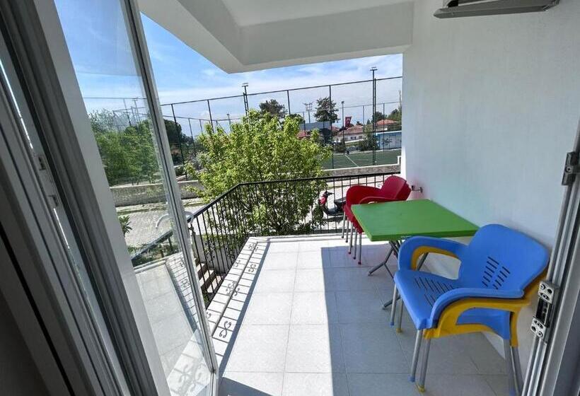 Quarto Familiar, Paradise House