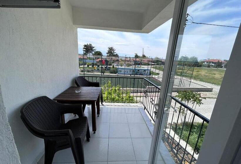 Quarto Familiar, Paradise House