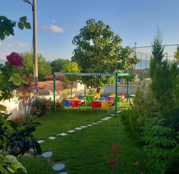 Quarto Familiar, Paradise House