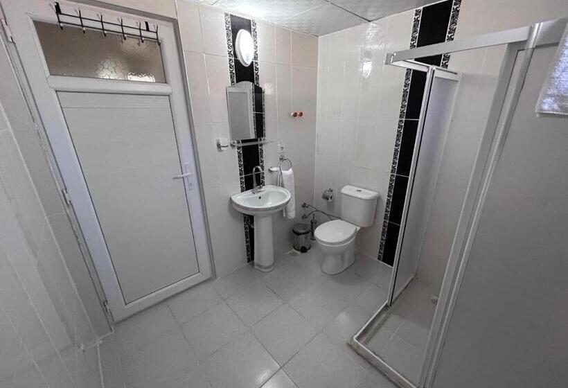 Quarto Quádruplo Estandar, Paradise House