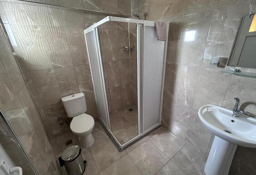 Quarto Quádruplo Estandar, Paradise House