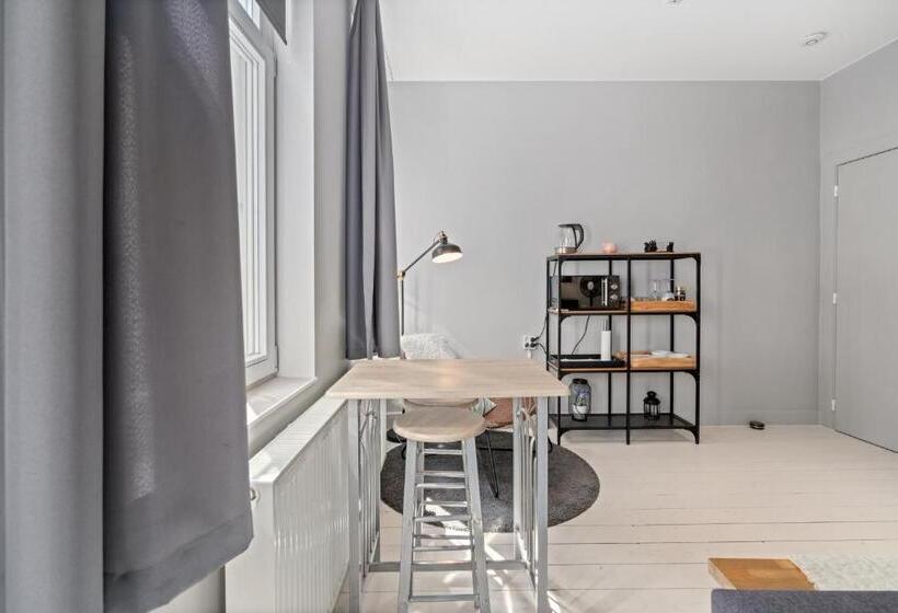 חדר דחוקס עם מיטת קינג, Spacious Guest Suites Near Historic Market   5 Min Walk