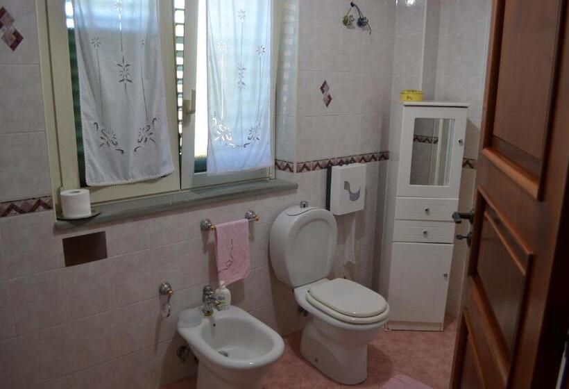 اتاق لوکس با بالکن و چشم‌انداز دریا, B&b Villa Alba