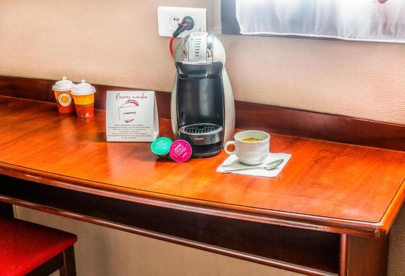 컴포트 트리플 룸, Brit Hotel Arras