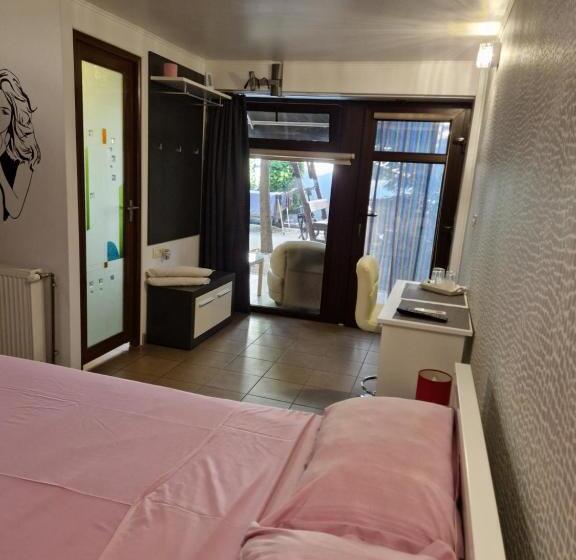 Quarto Estandar, Vila Sara