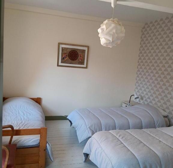 اتاق استاندارد سه تخته با چشم‌انداز باغ, Auberge Des Chemins