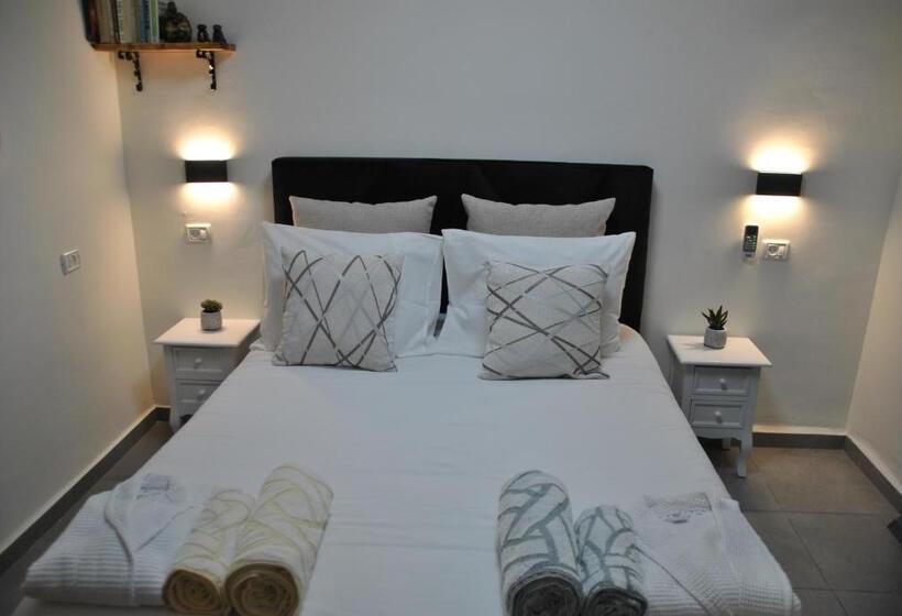 Quarto Deluxe, Marvin S Place