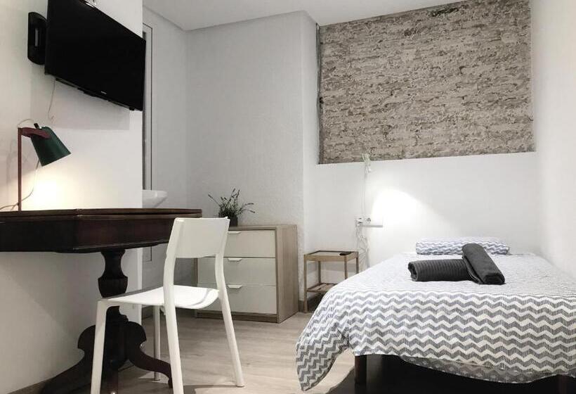 اتاق استاندارد یک تخته با سرویس بهداشتی مشترک, Art&flats Hostel
