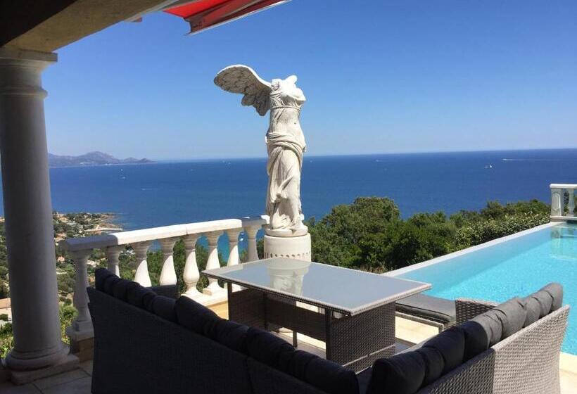 غرفة قياسية مطلّة علي البحر, Villa Goonie