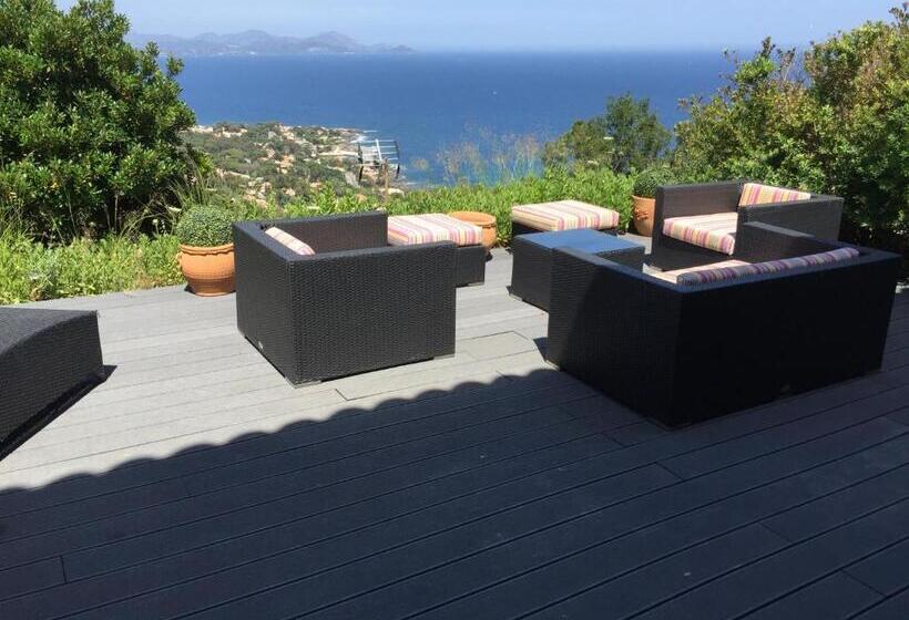 غرفة قياسية مطلّة علي البحر, Villa Goonie