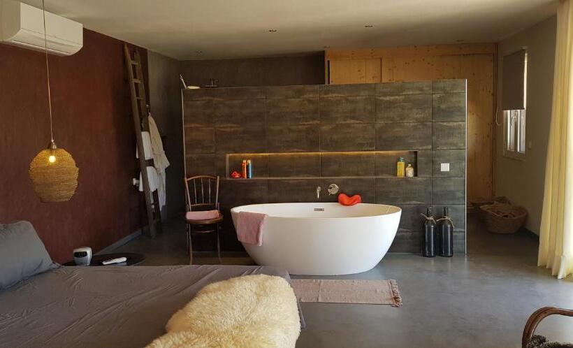 Люкс Вид на Бассейн, Trendy And Luxe B&b And Garden Suite