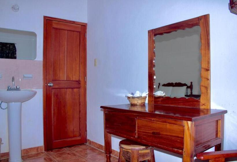 Quarto Estandar, Nicte Ha