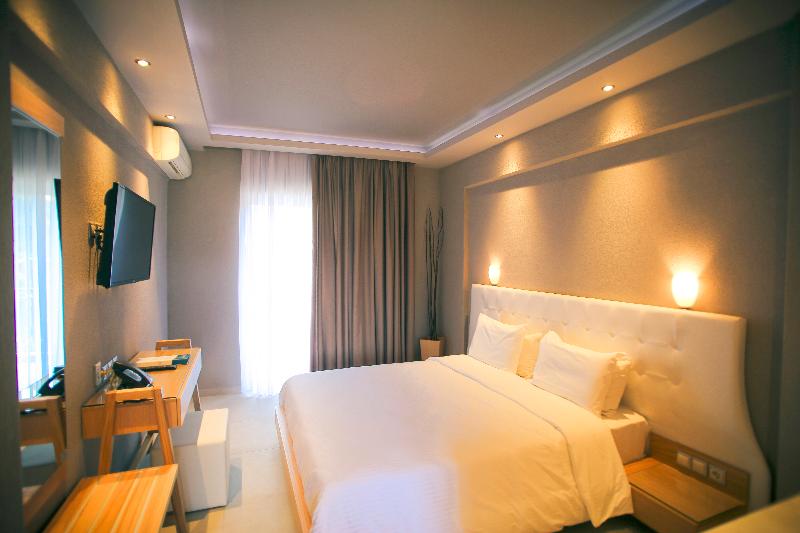 デラックススタジオ, Royal Hotel And Suites