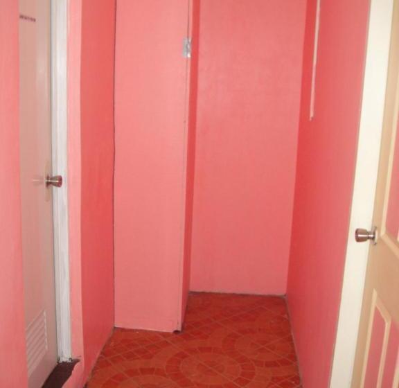 이코노미 쿼드러플룸(공용 화장실), Jcp Room Rentals