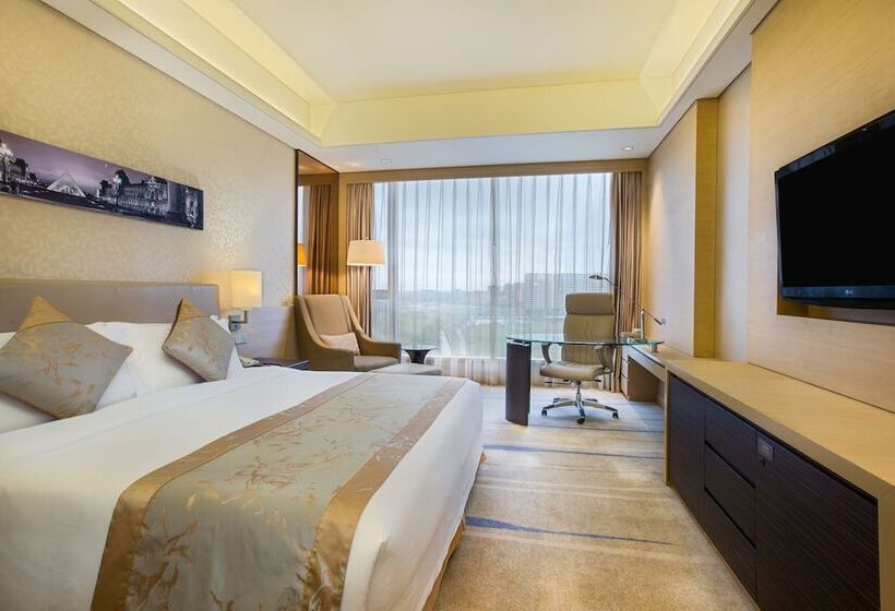 Номер Стандарт Двуспальная Кровать, Crowne Plaza Guangzhou Huadu, An Ihg Hotel   Free Shuttle Bus Between Hotel To Airport