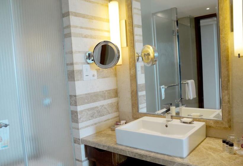 سوییت, Crowne Plaza New Delhi Okhla, An Ihg