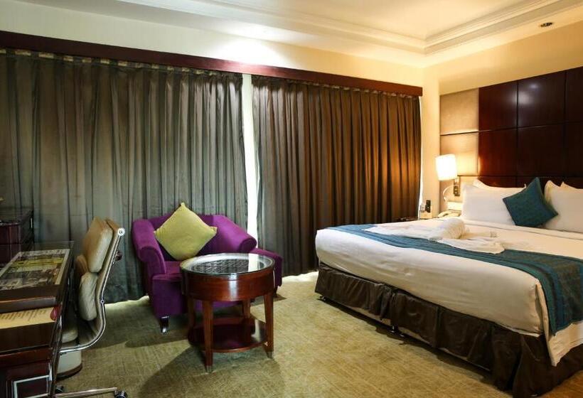 豪华房间带漩涡浴缸, Skycity Hotel Gurgaon