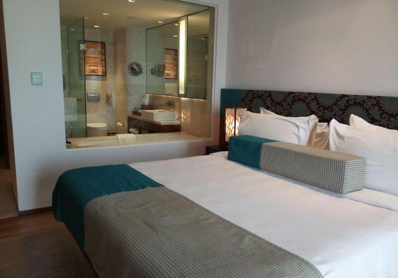 Номер Deluxe Вид на Бассейн, Vivanta Surajkund, Ncr