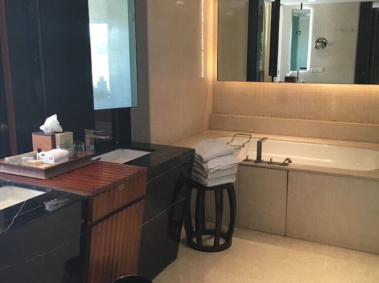 Люкс, Vivanta Surajkund, Ncr