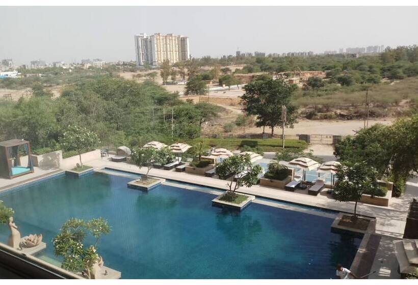 Medencére Néző Deluxe Szoba, Vivanta Surajkund, Ncr