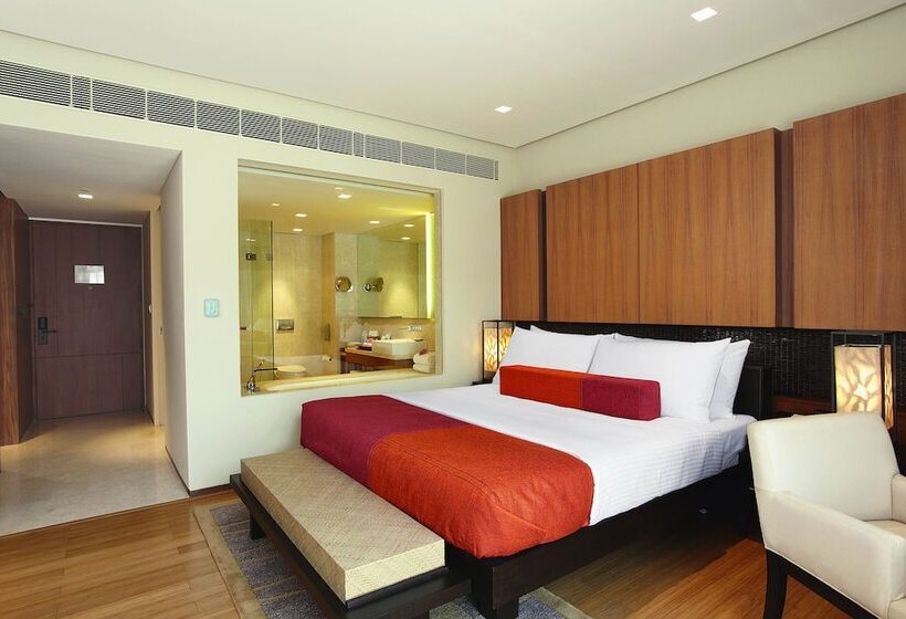 Номер Deluxe Вид на Бассейн, Vivanta Surajkund, Ncr