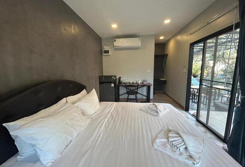 اتاق استاندارد با چشم‌انداز باغ, Uthaithani Resort