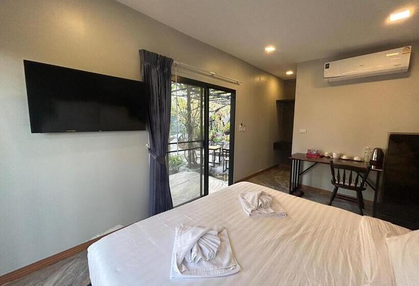 اتاق استاندارد با چشم‌انداز باغ, Uthaithani Resort