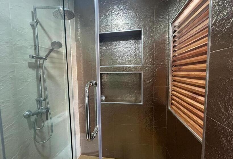 اتاق استاندارد با چشم‌انداز باغ, Uthaithani Resort