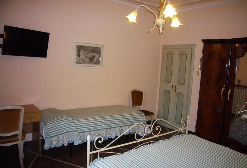 اتاق سه‌نفرۀ استاندارد با سرویس بهداشتی بیرون از اتاق, B&b Red Horse