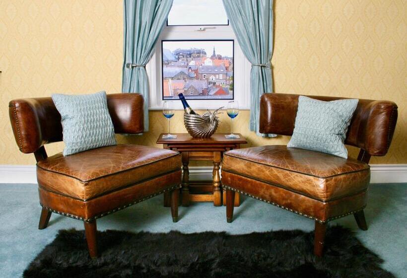 Deluxe Suite met Kingsize Bed, The Mainstay Luxury Boutique Rooms With Private Parking