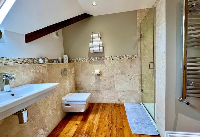 Deluxe Suite met Kingsize Bed, The Mainstay Luxury Boutique Rooms With Private Parking