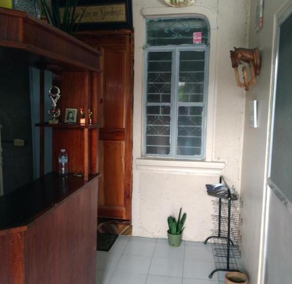 이코노미 룸, Fleetwood Suites