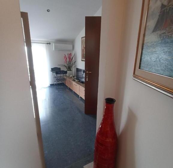 اتاق لوکس با چشم‌انداز دریا, Villa Patrizia
