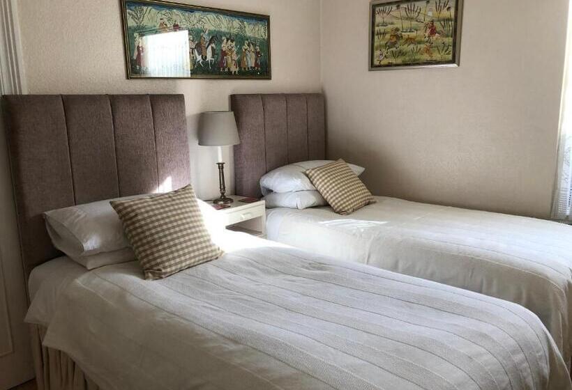 Quarto Economy, Helena Host Family