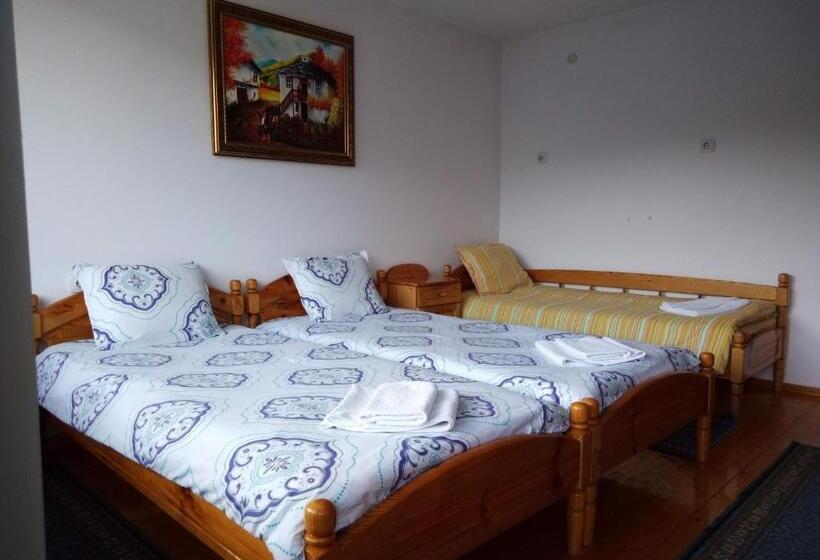 Трехместный Номер Стандарт с Балконом, Guest House Milka