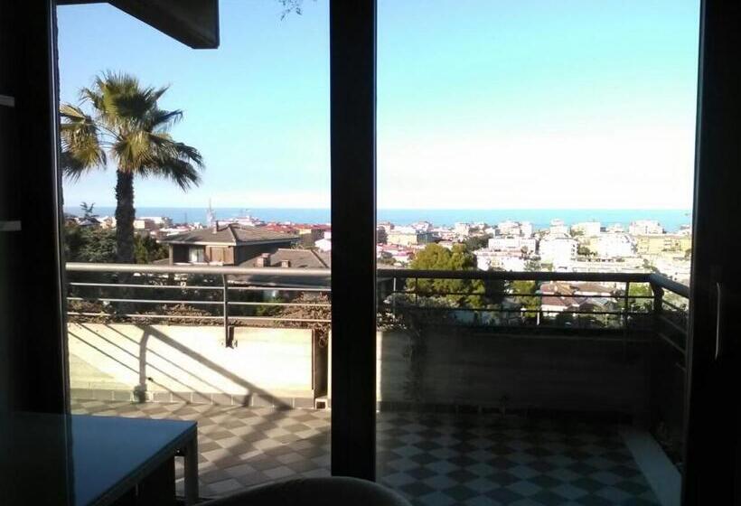 اتاق لوکس با بالکن و چشم‌انداز دریا, Villa Angela