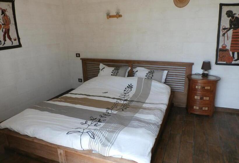 اتاق استاندارد با چشم‌انداز استخر, Villa Coloniale