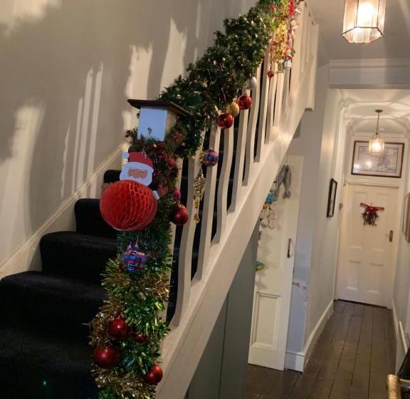 Номер Стандарт Вид на Сад, 38 Whitehall Road