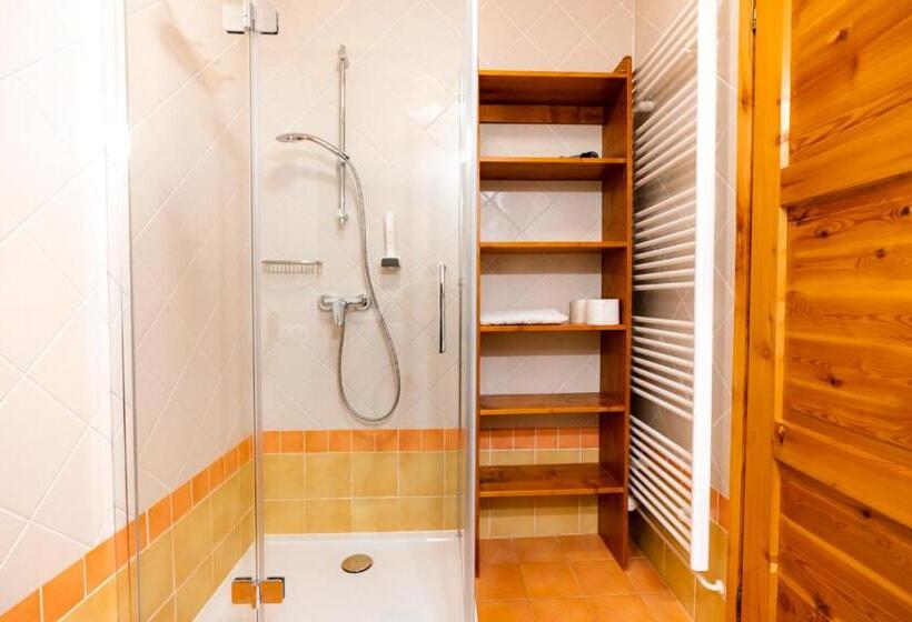 اتاق استاندارد سه نفره, Govc Vršnik