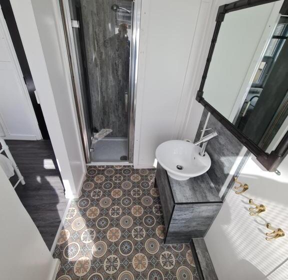 Номер Стандарт, Elmora House