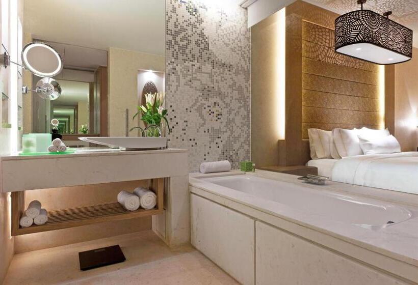 带城市景观和大床的豪华房间, The Westin Gurgaon, New Delhi