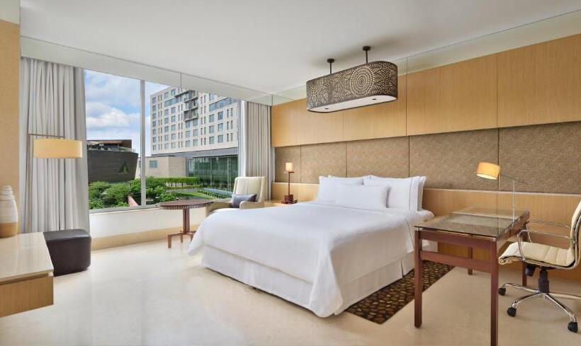 带城市景观和大床的豪华房间, The Westin Gurgaon, New Delhi