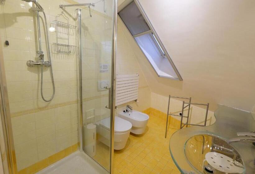 Quarto Estandar, Oasi 83