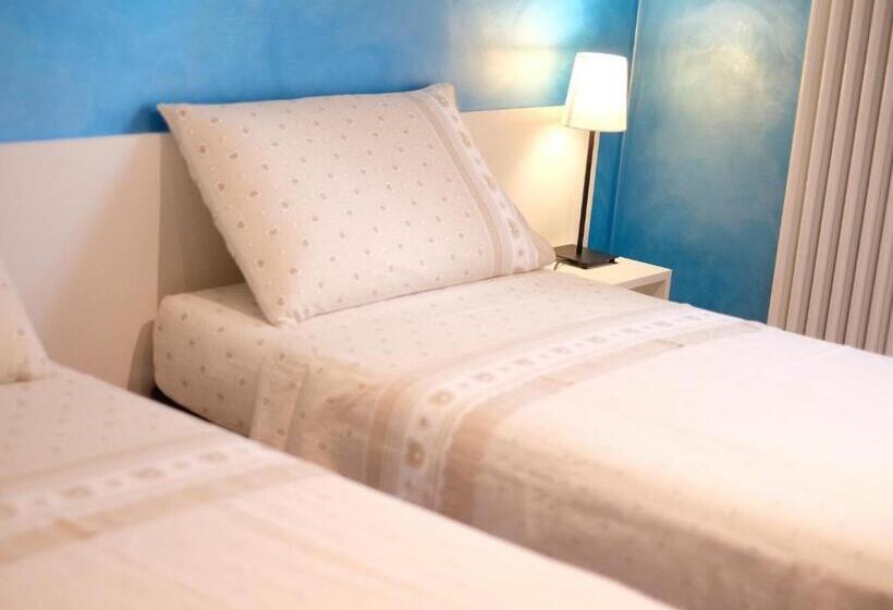 Quarto Estandar com Sacada, Oasi 83