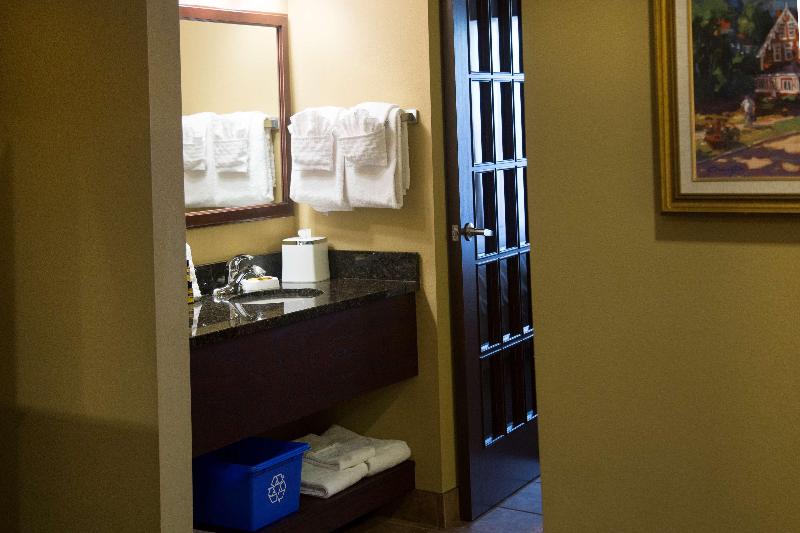 带大床的套房, Best Western Plus Fredericton Hotel & Suites