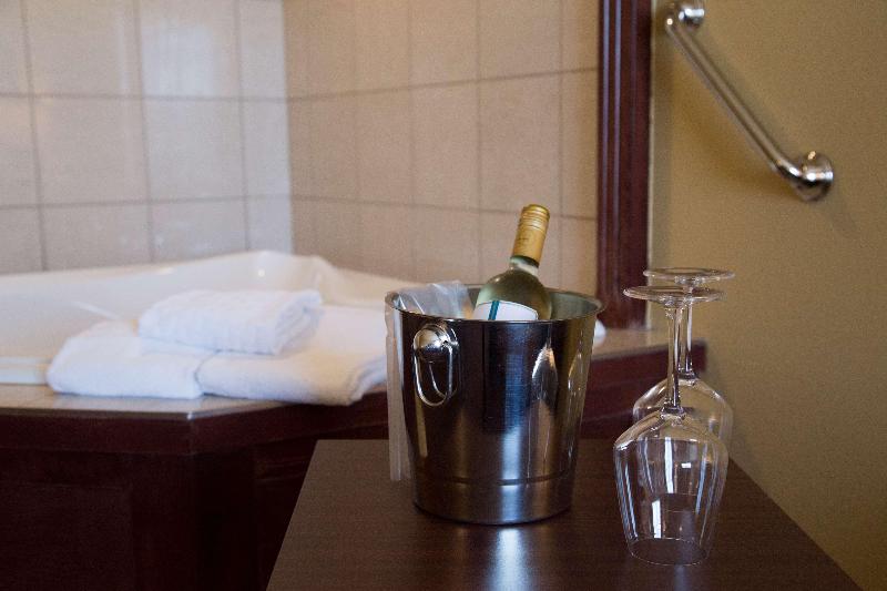 带大床的套房, Best Western Plus Fredericton Hotel & Suites