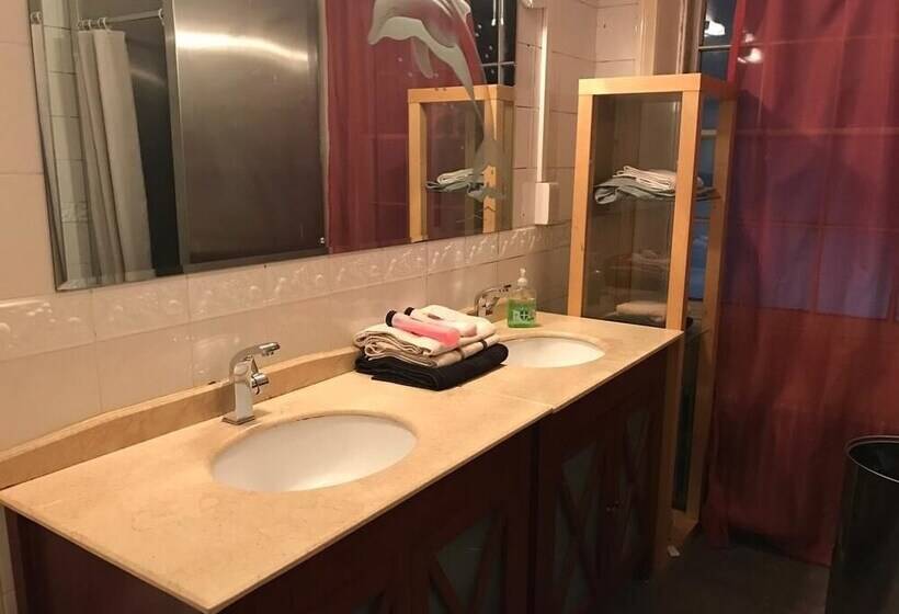 Семейный Номер, Embassie Backpackers