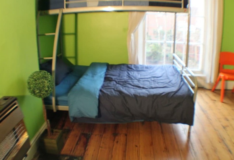 Кровать в Общей Комнате, Everton Hostel