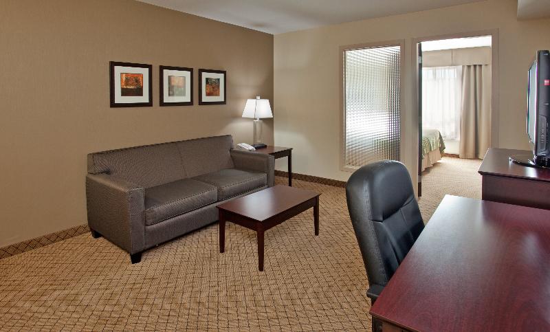 キングサイズベッドのスイートルーム, Holiday Inn Hotel And Suites Kamloops, An Ihg